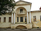 Дом общества врачей. Начало 19 века. Построен в стиле классицизма. Здание стоит на подклете дома 17 в.