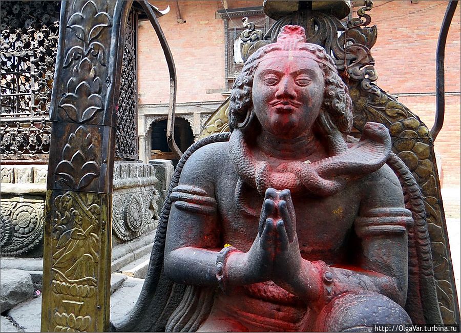 Центральная фигура на территории комплекса -круглолицый Вишну с обвитой вокруг шеи змеей,  напоминавшей капюшоном кобру Чангу-Нароян, Непал