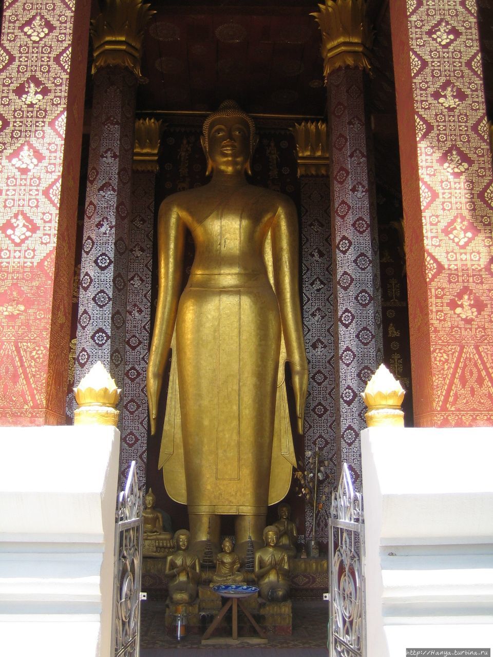 Большая часовня на территории храмового комплекса Ват Сене Сук Харам с фигурой стоящего Будды