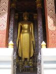 Большая часовня на территории храмового комплекса Ват Сене Сук Харам с фигурой стоящего Будды