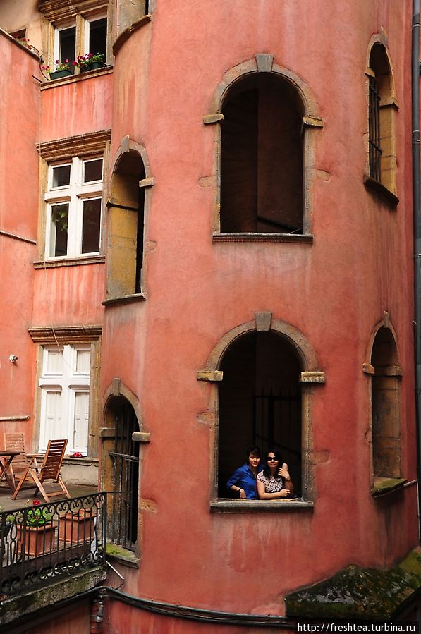 Один из внутренних дворов Старого города, где охра и розовый — по традиции, фирменныецвета Лиона. Рона-Альпы, Франция