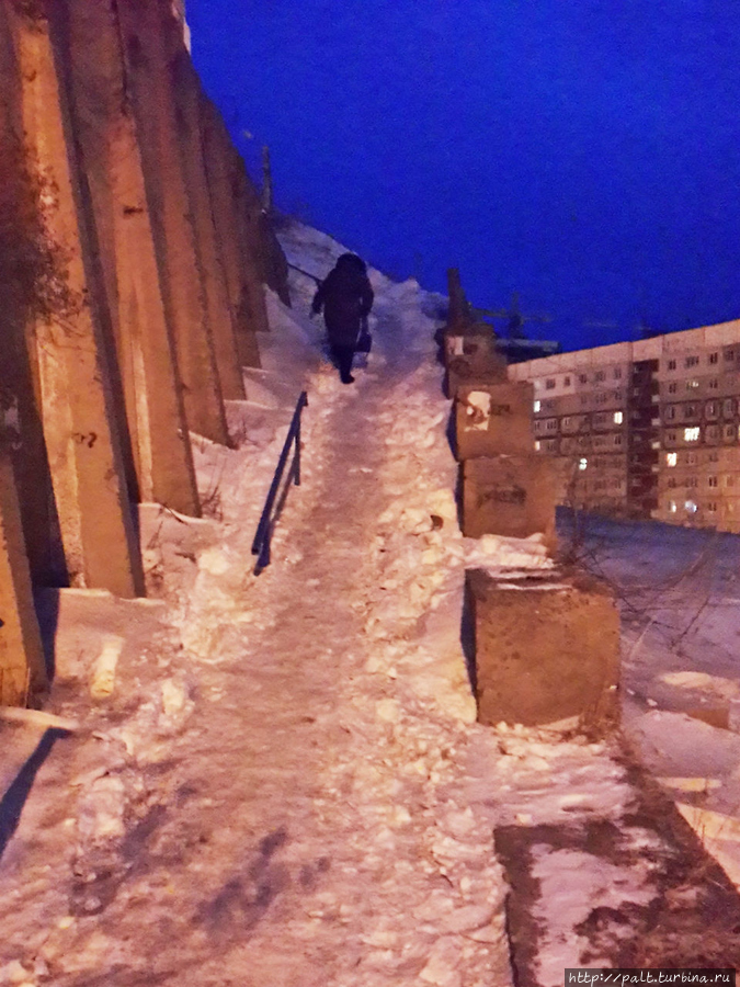 Эта лестница на второй день после снегопада. Самый комфортный подъем: снег уже не проваливается и еще не заледенел. И кое-где уже перила видно Владивосток, Россия