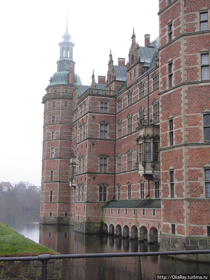 Другая сторона замка. Дворец был построен в 1560 году королём Фредериком II. Позже у него родился сын, король Кристиан IV, который был привязан к месту рождения. Он произвёл масштабную реконструкцию замка и назвал его в честь отца — Фредериксборг. Хиллерёд, Дания