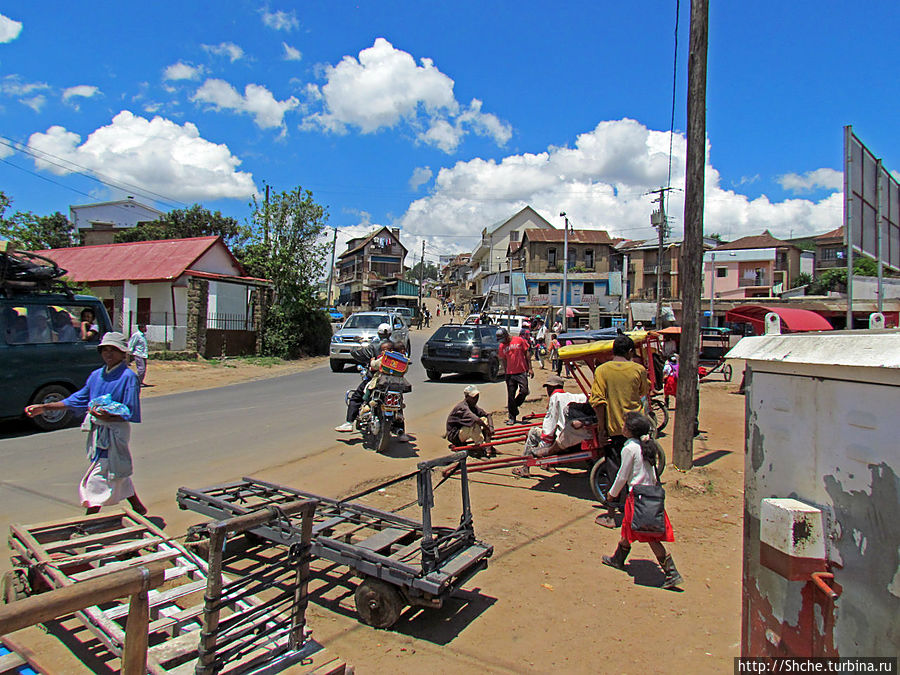 центр города, дежурные пус-пусы возле рынка Амбатулампи, Мадагаскар