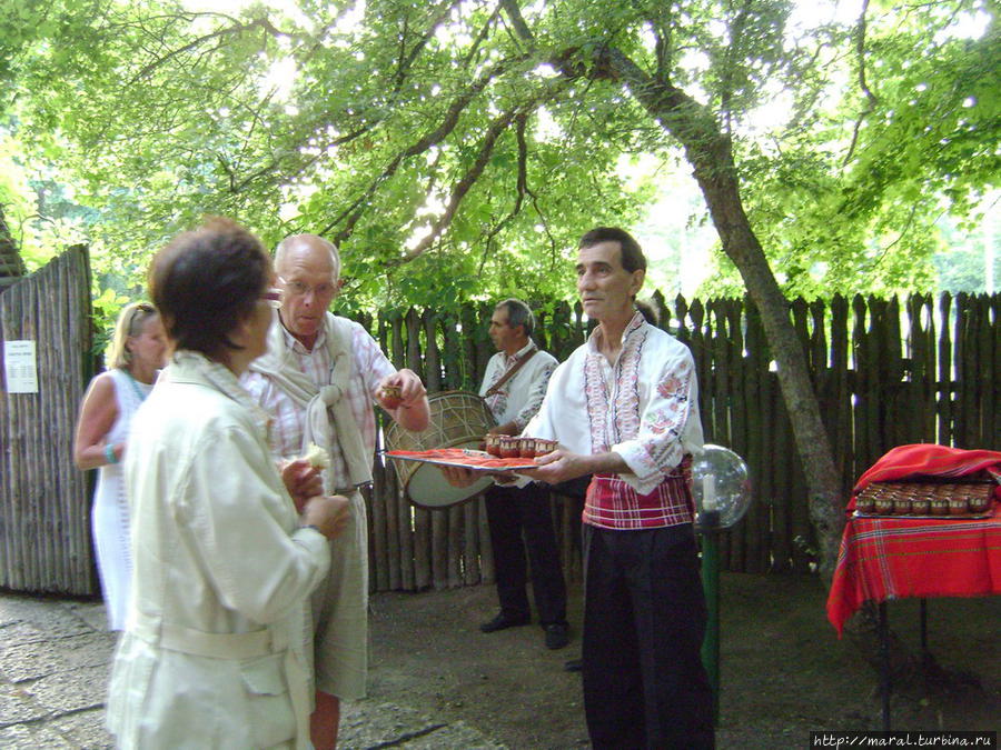 Добрые молодцы в белых рубахах с национальным орнаментом предлагали каждому гостю чарочку виноградной ракии Каварна, Болгария