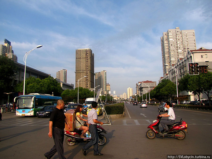 Проспект вдоль берега озера Нанкин, Китай
