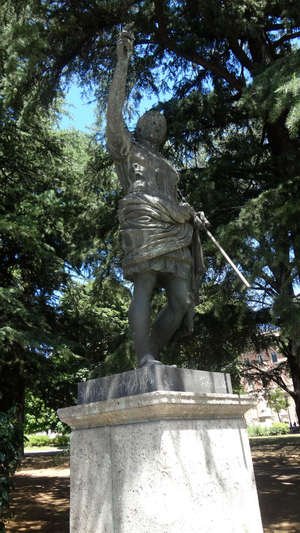 Рядом с автовокзалом начинается старая часть города. Первым делом попадаю в район городского суда. Здесь, в тени парка стоят величественные статуи древних трибунатов, судей, императоров Рима. В древней Италии зародилось римское право.