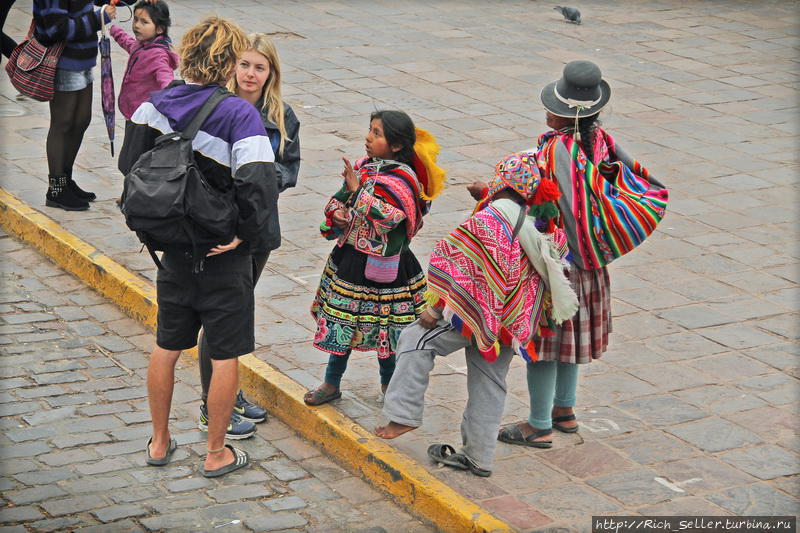 Удобнее всего попасть в Куско воздухом, приземлившись в местном аэропорту, куда ежедневно прибывают рейсы из Лимы, Арекипы и других городов страны. Как вариант можно воспользоваться услугами автобусных компаний: транспорт в Куско из Лимы идет около суток, из Арекипы — 10 часов, из Пуно — 6-8 часов. Наконец, добраться в Куско из Мачу-Пикчу и Пуно можно еще и на поезде.