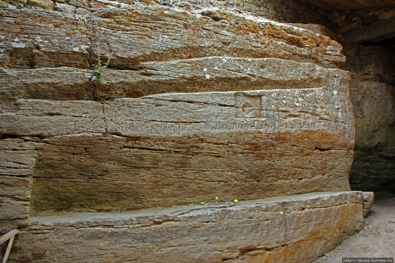 Языческий скальный храм с уникальным барельефом в Буше