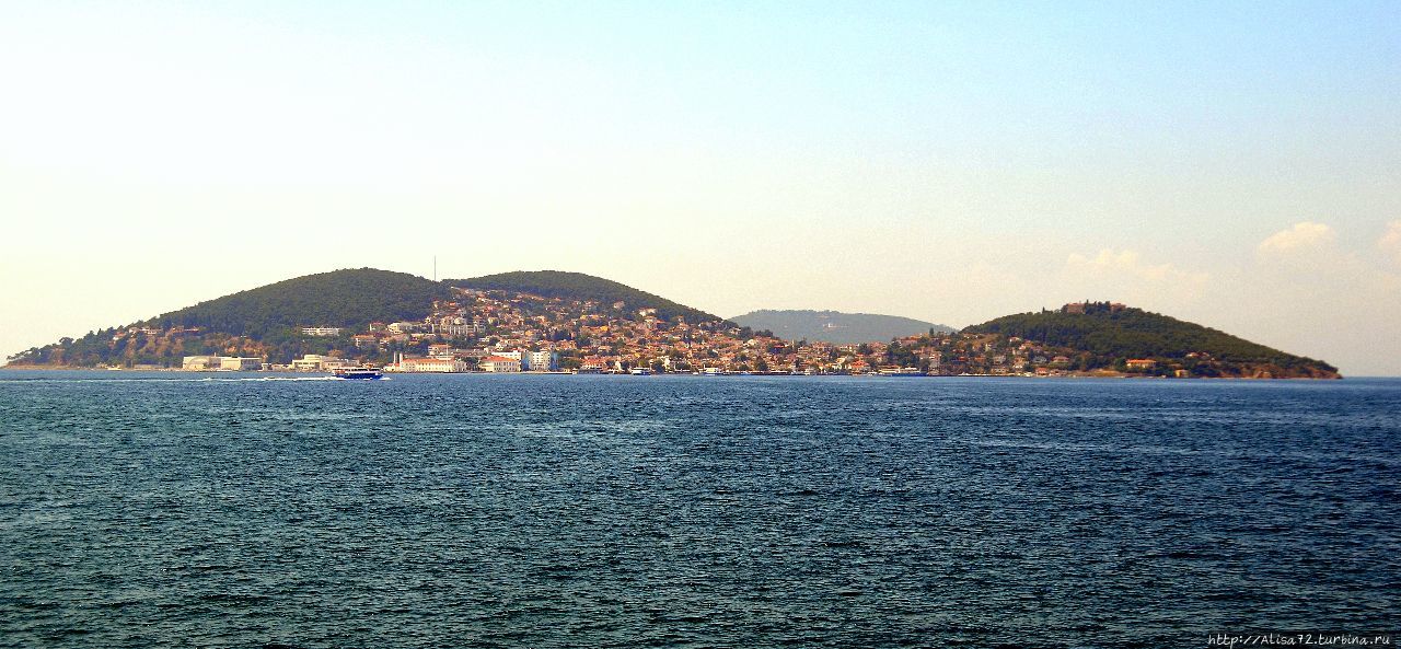Принцева острова — вид с Мраморного моря. Стамбул, Турция