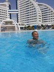 Открытий бассейн отеля наполнен морской водой.