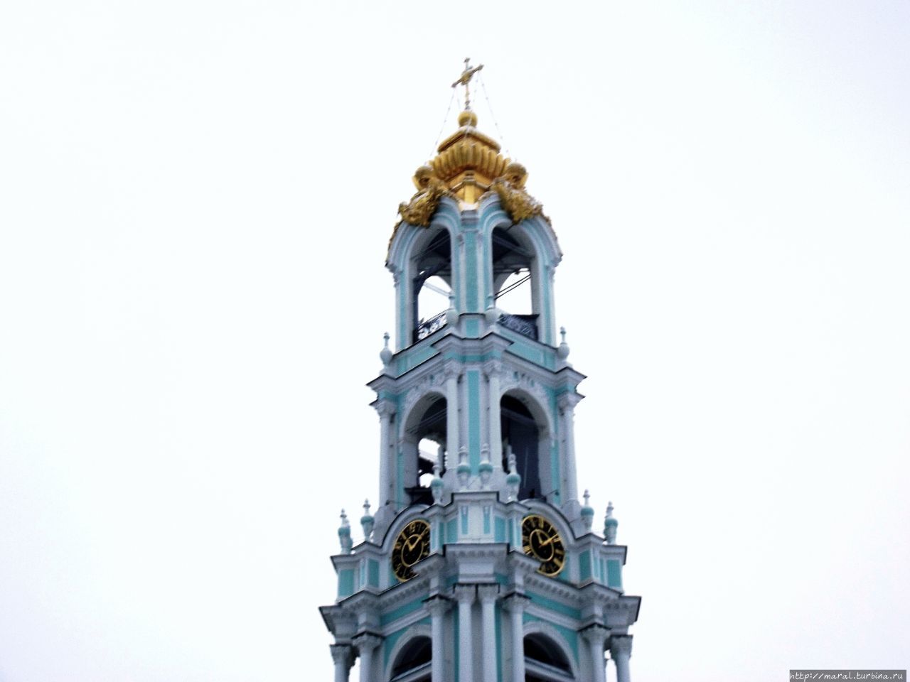 Колокольня увенчана куполом в виде золотой чаши с коронами по четырём сторонам Сергиев Посад, Россия
