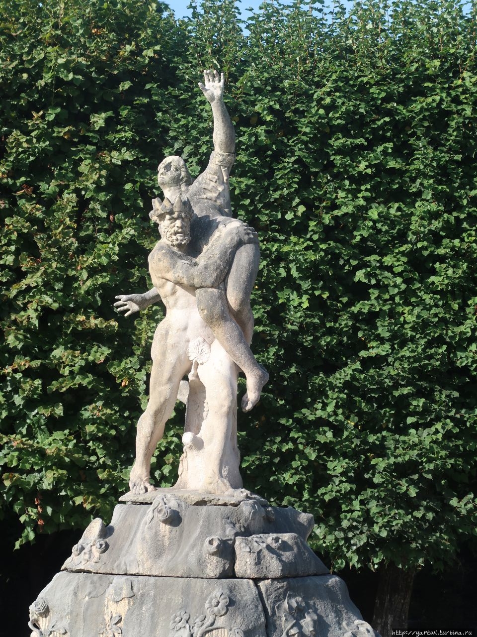 Одна из мифологических скульптур дворцового парка Мирабель. Зальцбург, Австрия