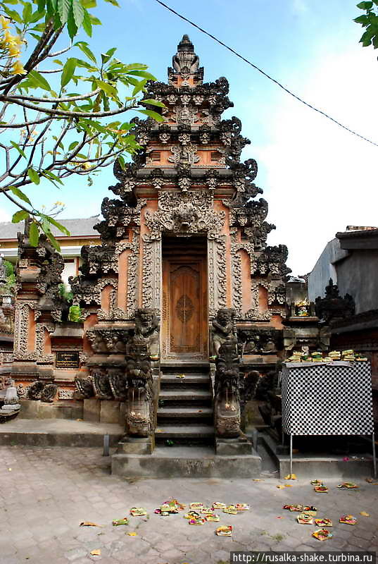 Откуда рис во лбу Кута, Индонезия