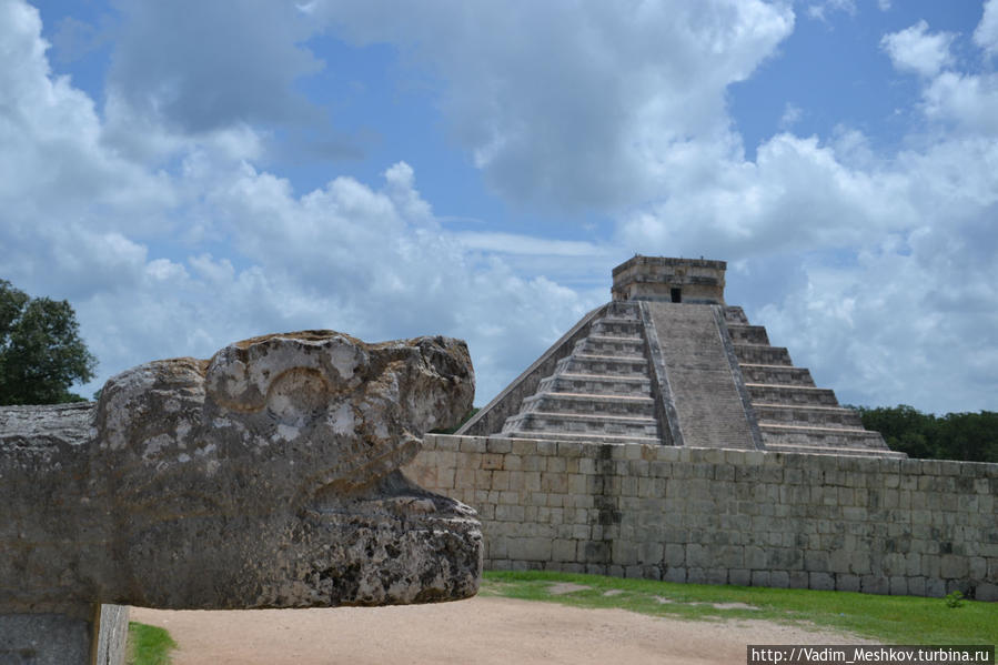 Голова змеи Храма Воинов и Пирамида Кукулкана Чичен-Ица город майя, Мексика
