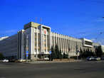 На другой стороне улицы Ленина — Администрация Пермского края и большой концертный зал филармонии соседствуют в этом просторном здании.