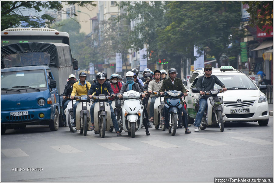 На этом фото — типичная уличная картина города. Сейчас все эти мотоциклисты одновременно нажмут на газ. Облака выхлопных газов — не миновать... Ханой, Вьетнам