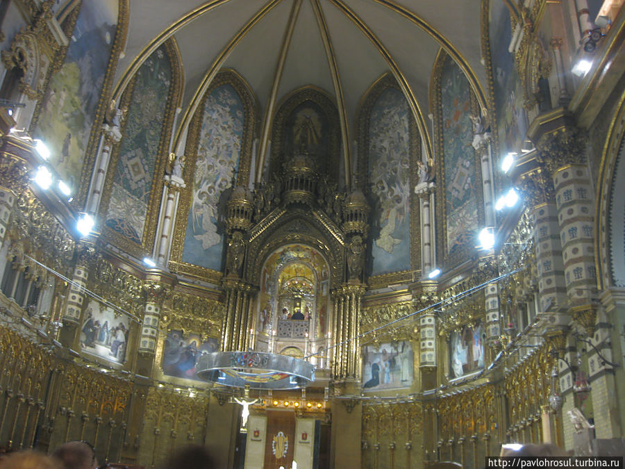 в середине собора Монастырь Монтсеррат, Испания