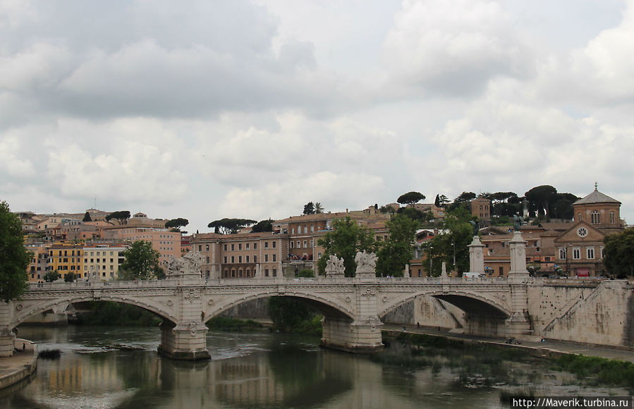 Мост Ponte Sant’ Angelo. 
На мосту установлены 10 статуй ангелов, которые символизируют страсти Христовы. Установлены в 1667-1669 гг. Рим, Италия