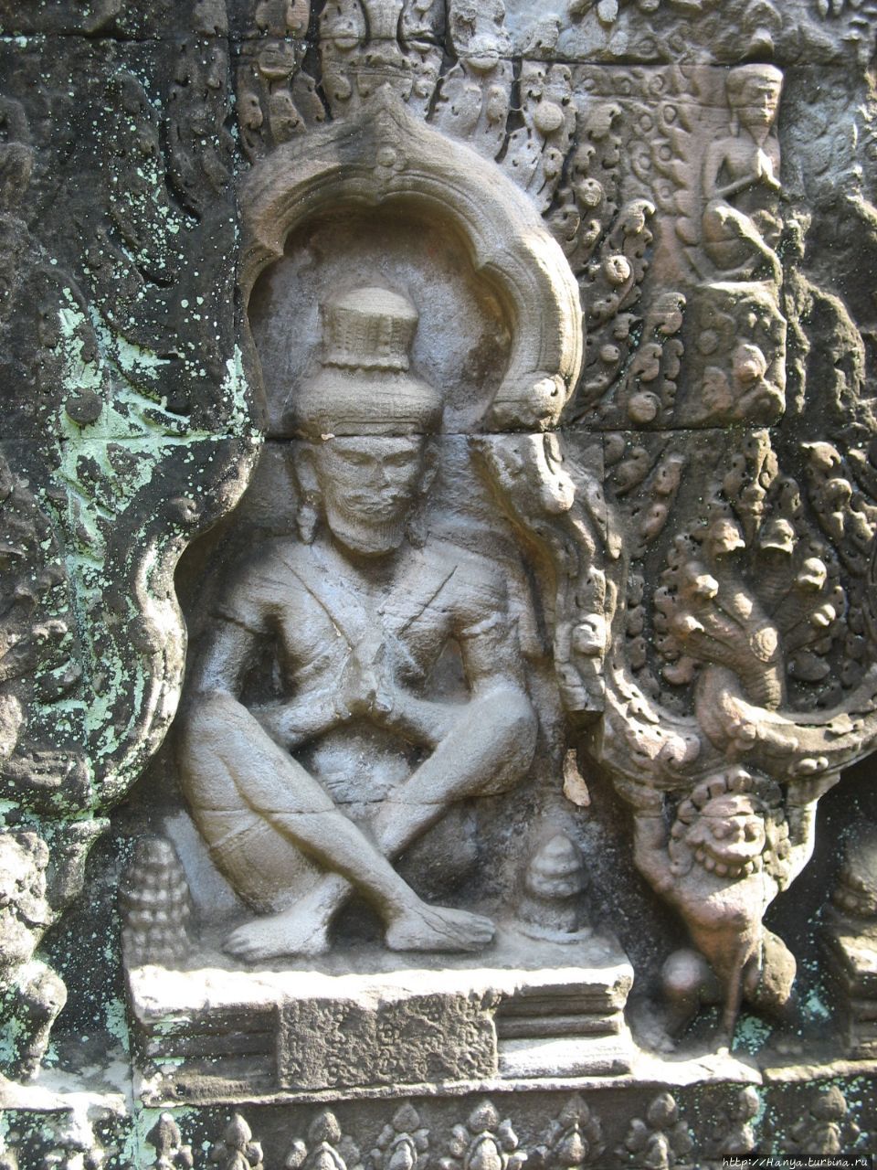 Настенные рельефы главного святилища храма Пре-Кхан