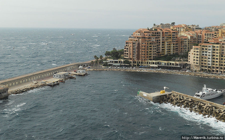 Сюда заходят яхты со всего мира.