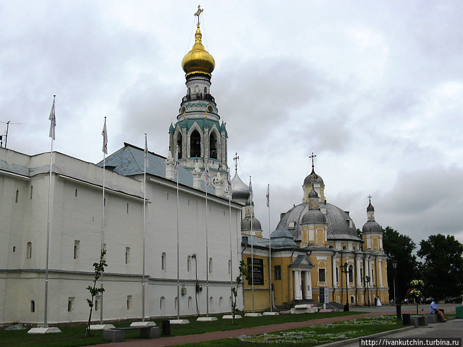 На подходах к Вологодскому Кремлю. Вообще, Кремль не выглядит как крепость, скорее по архитектуре напоминает монастырь. Вологда, Россия