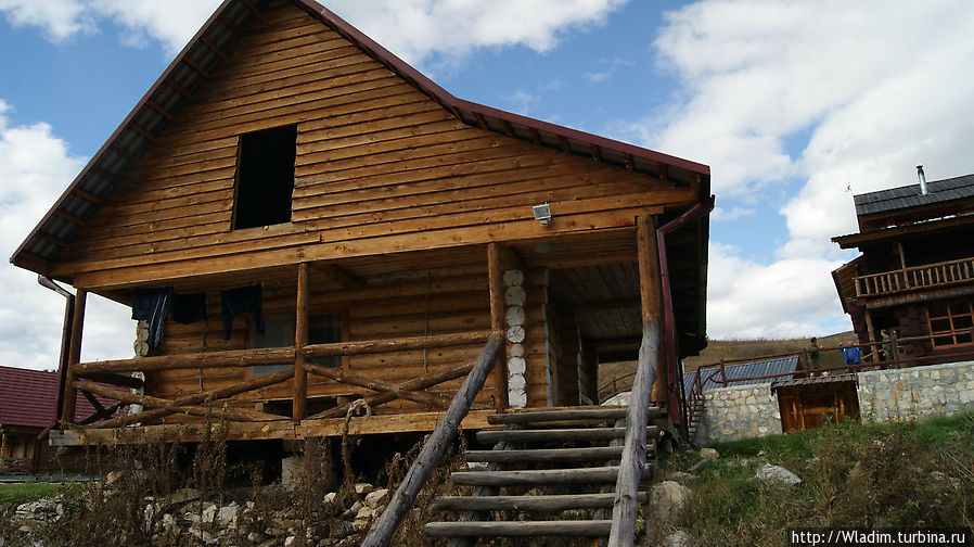 Русская банька на берегу озера Алтайское, Россия