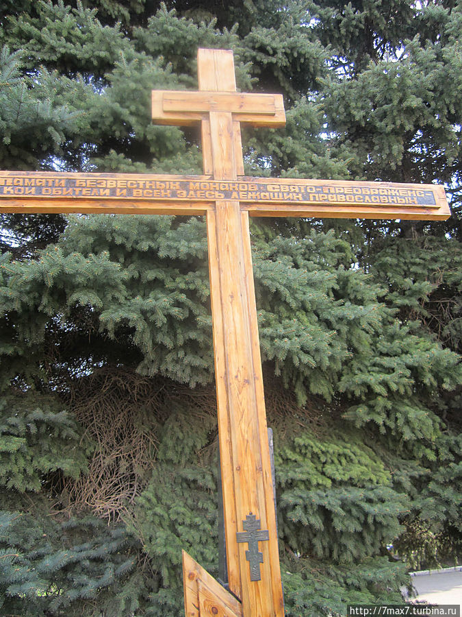 Рядом с храмом поставили крест Саратов, Россия