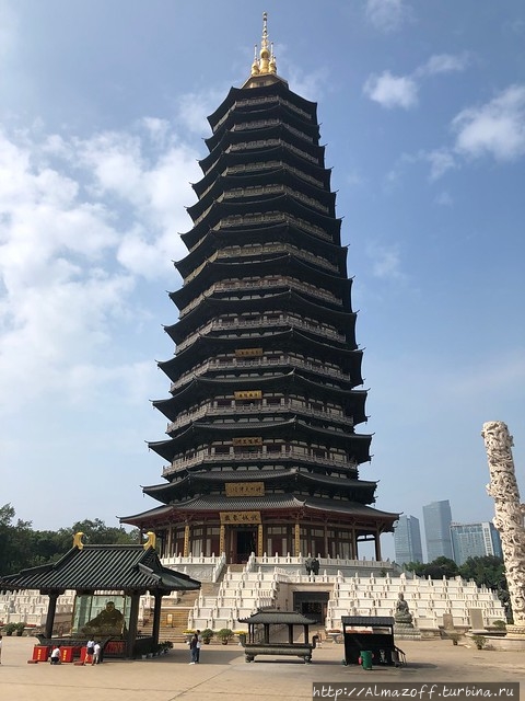 Пагода Тяньнин в городе Чанчжоу провинции Цзянсу на востоке Китая. Высота 153,79 метра. Самая высокая буддийская пагода и деревянное строение в мире. Инсянь, Китай