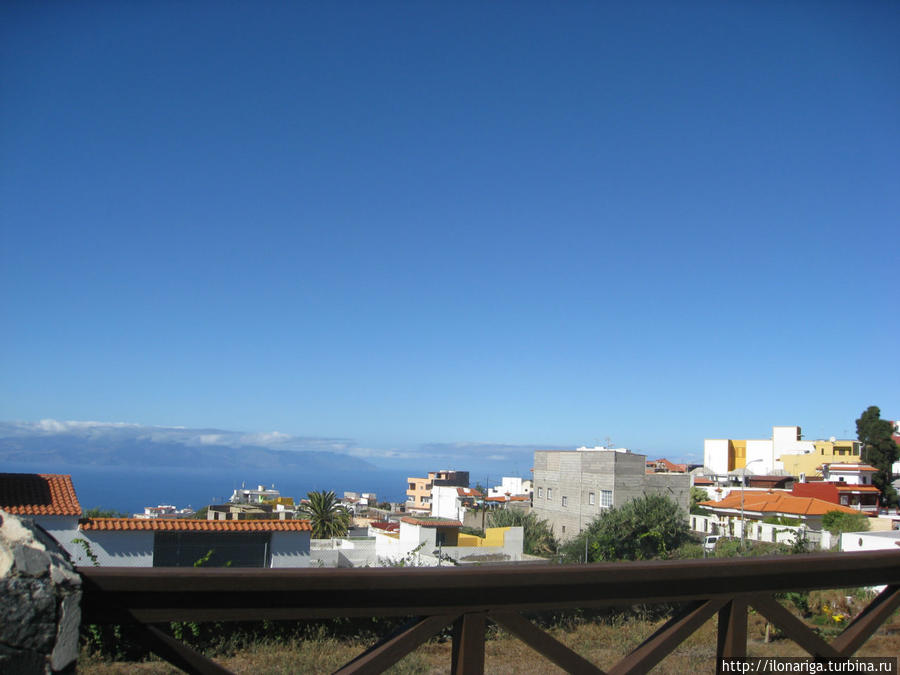 На горизонте виден соседний остров Ла Гомера, сверху укутанный легкими облаками. Красиво! Остров Тенерифе, Испания