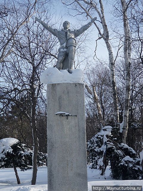 Памятник Ю. А. Гагарину перед центральным входом в парк. Южно-Сахалинск, Россия