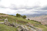 Вид со стены крепости Саскайхуаман, стоящей а защите города Куско внизу её