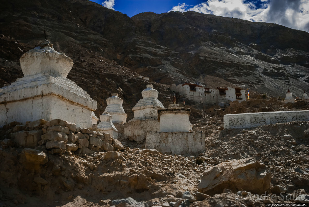 Монастырь Самсталинг недалеко от деревни Сумур Лех, Индия