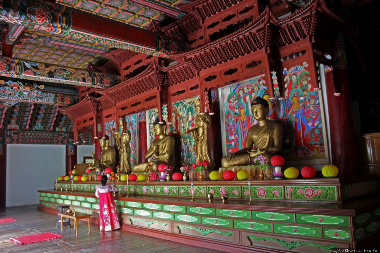 Восстановленный Тэунджон - главный храм комплекса Похион-са