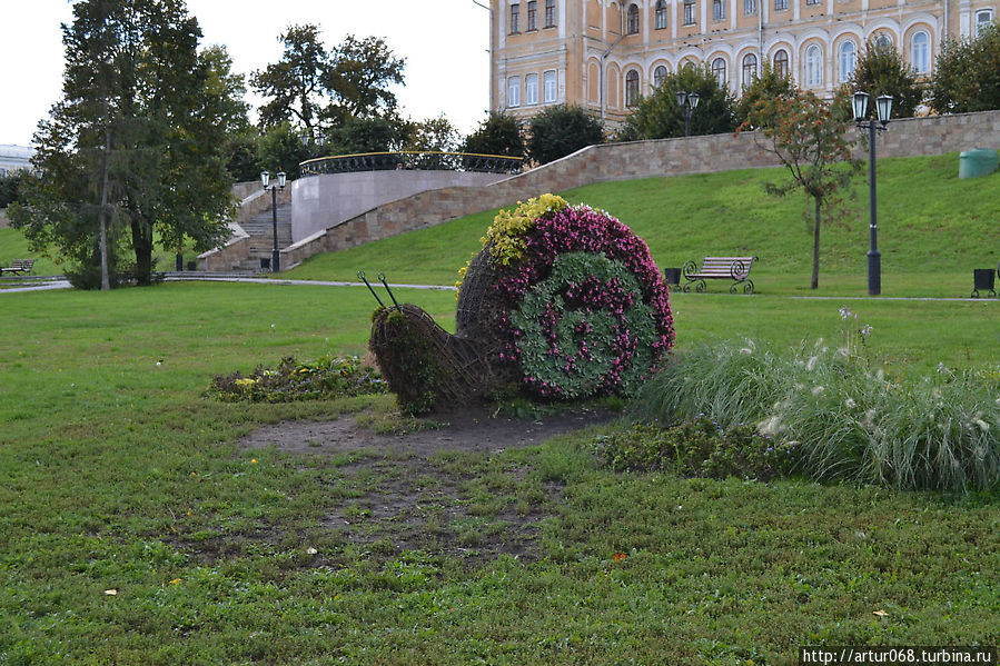Ландшафтная композицияУлитка , на заднем плане- здание Духовной семинарии Тамбов, Россия