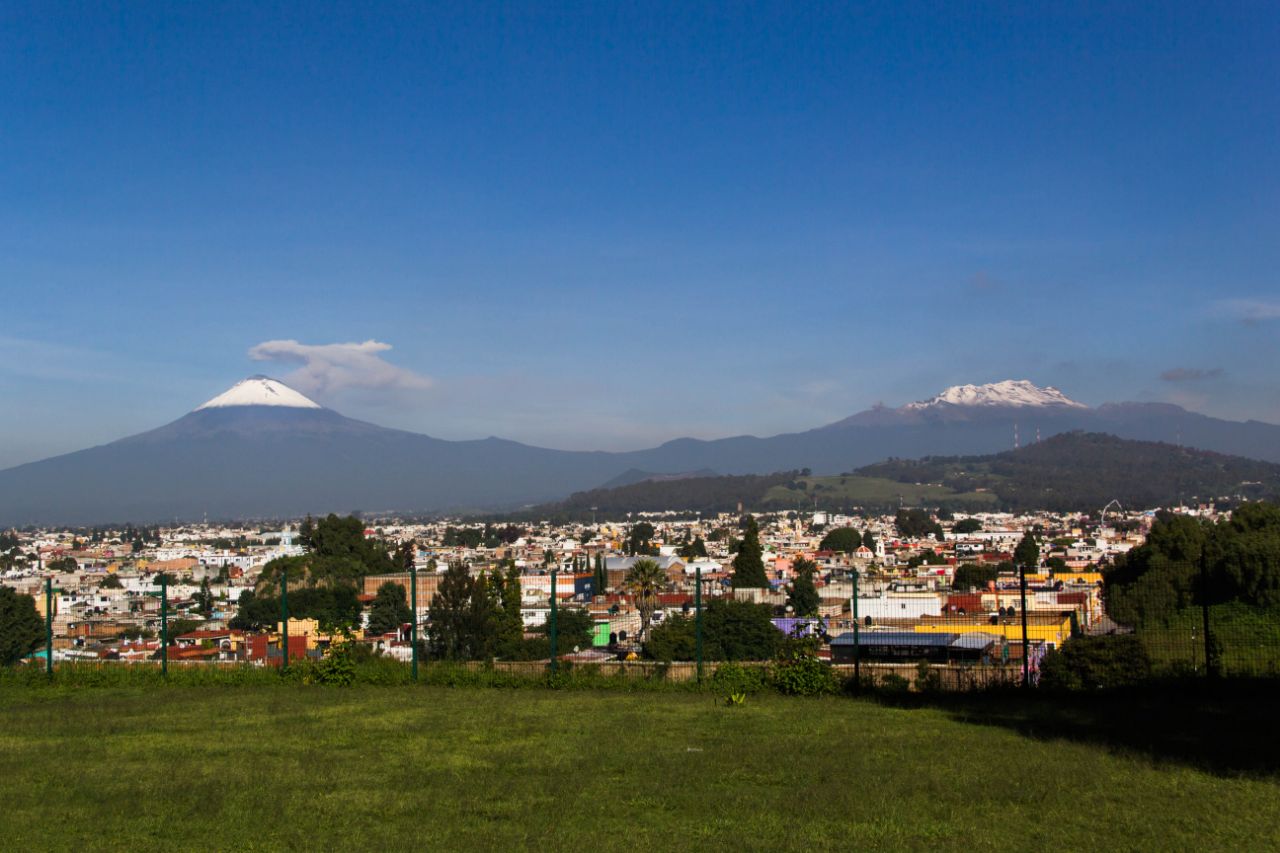 Чолула-де-Ривадабия. Вулканы Попокатепетль и Истаксиуатль Чолула, Мексика