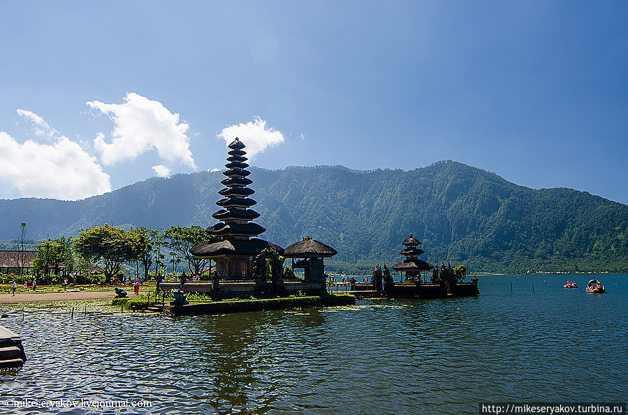 Зарисовки о Бали. Часть 9. Озеро Братан и балийские водопады Бедугул, Индонезия