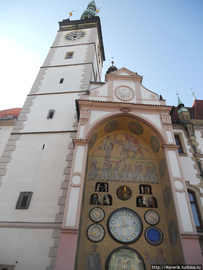 Доминантой Верхней площади является здание Городской Ратуши, построенное в 15 веке. Башню Ратуши, высота которой 75 метров, украшают куранты с астрономическими часами. Оломоуц, Чехия