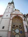Доминантой Верхней площади является здание Городской Ратуши, построенное в 15 веке. Башню Ратуши, высота которой 75 метров, украшают куранты с астрономическими часами.