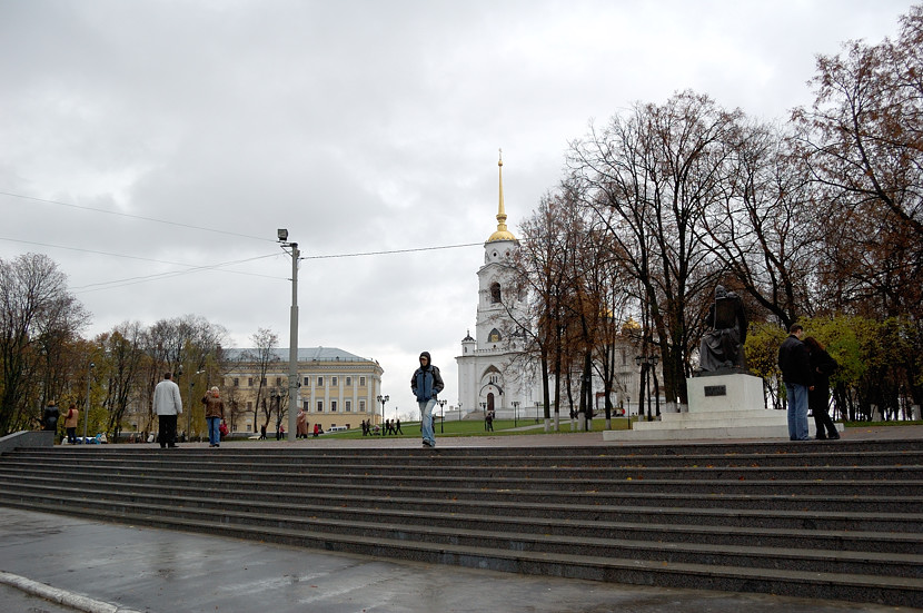 На площади у Успенского собора Владимир, Россия