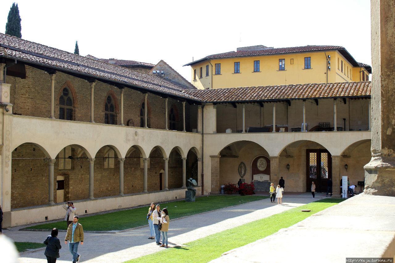 Во дворе Базилики Флоренция, Италия