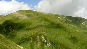 На предстояло подняться на этот холм, чтобы увидеть всю красоту, за которой приехали, но мы еще не подозревали, к чему идем.