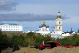 Вид с нижнего посада на Дворец наместника (царя) в Сибири (18-й век) и Софийско-Успенский собор.