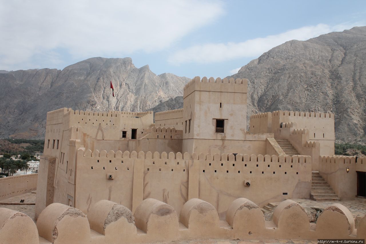 Мощная крепость Нахаль. Возможность примерить и попробовать Оман