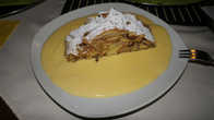 Апфельштрудель с ванильным соусом в кафе-ресторане GRAV, Вена.
