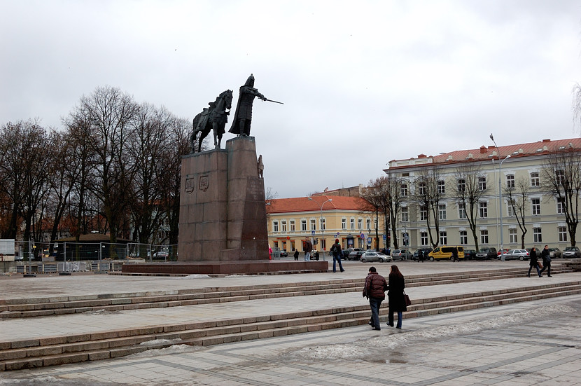 Памятник Великому Князю Гедиминасу на Кафедральной площади. Вильнюс, Литва