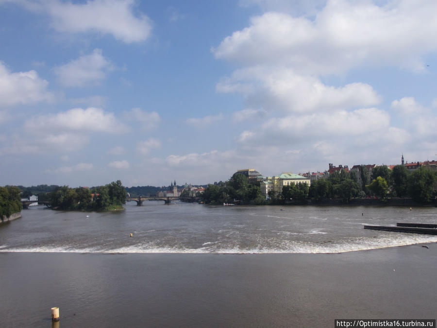 Прогулка по  Йираскуву мосту (Jiráskův most) туда и обратно Прага, Чехия