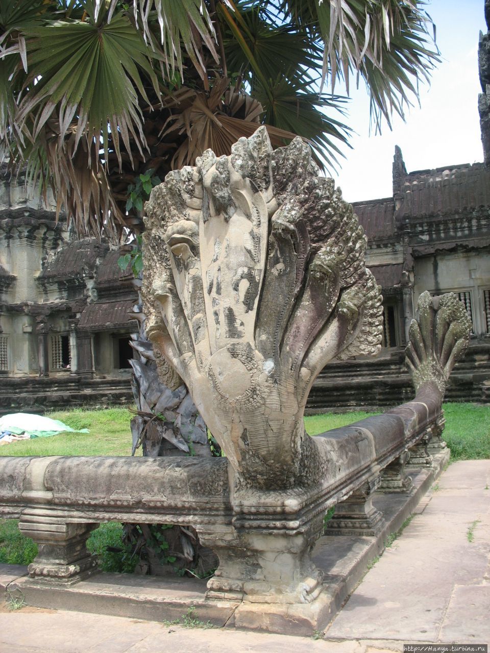 Ангкор Ват. Баллюстрада со змеями-нагами Ангкор (столица государства кхмеров), Камбоджа