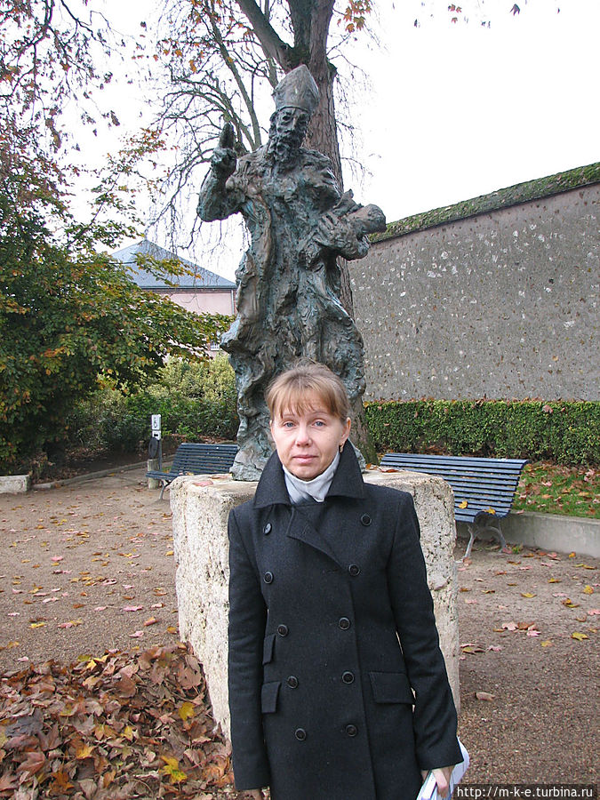 Памятник Святому на площади у собора Шартр, Франция