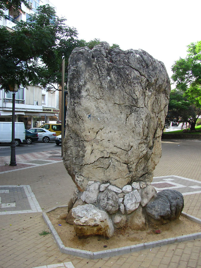 Недалеко от входа в парк находится каменная глыба — остаток древней крепостной стены. Марбелья, Испания